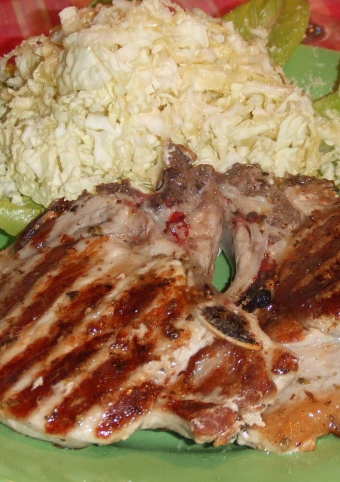 Una foto de Chuletas de cerdo con ensalada de repollo al queso