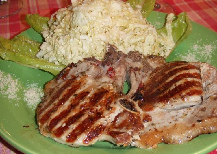 Chuletas de cerdo con ensalada de repollo al queso