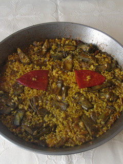 Una foto de Paella de alcachofas y bacalao