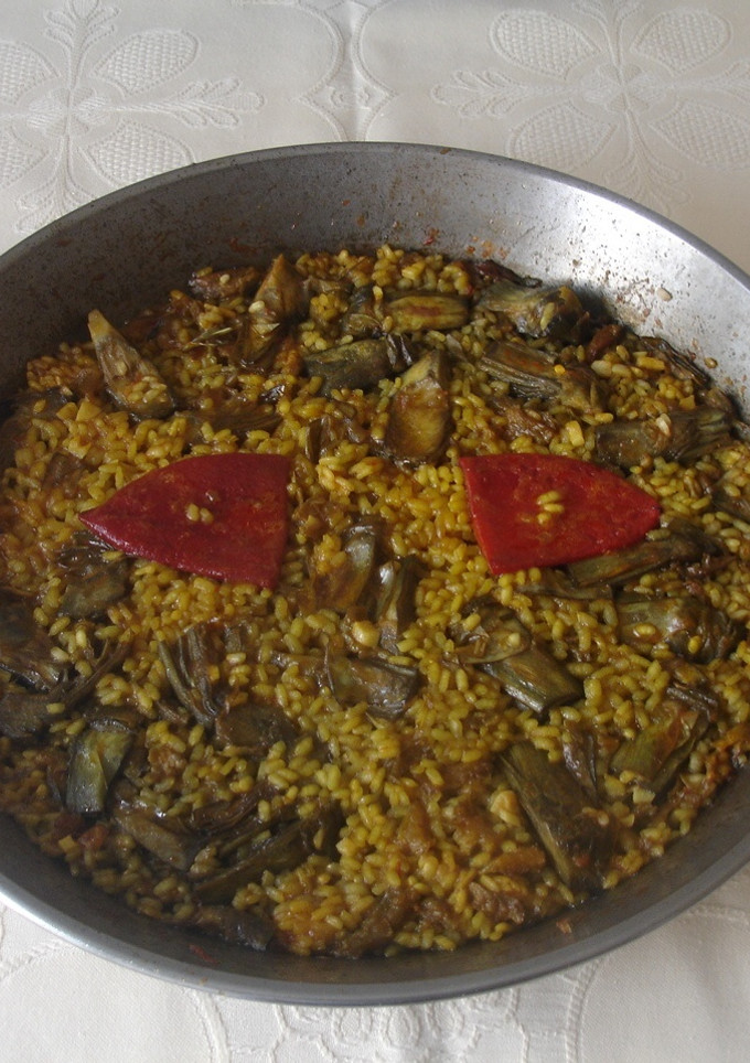 Una foto de Paella de alcachofas y bacalao