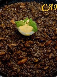 Una foto de Arroz negro de chipirones y langostinos