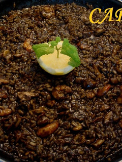 Una foto de Arroz negro de chipirones y langostinos