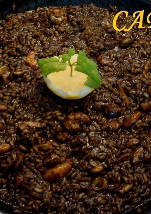 Una foto de Arroz negro de chipirones y langostinos