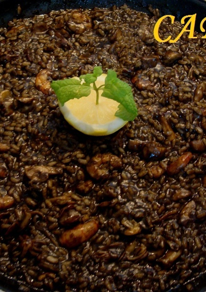 Una foto de Arroz negro de chipirones y langostinos