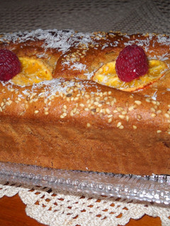 Una foto de Cake integral de naranja y frambuesas