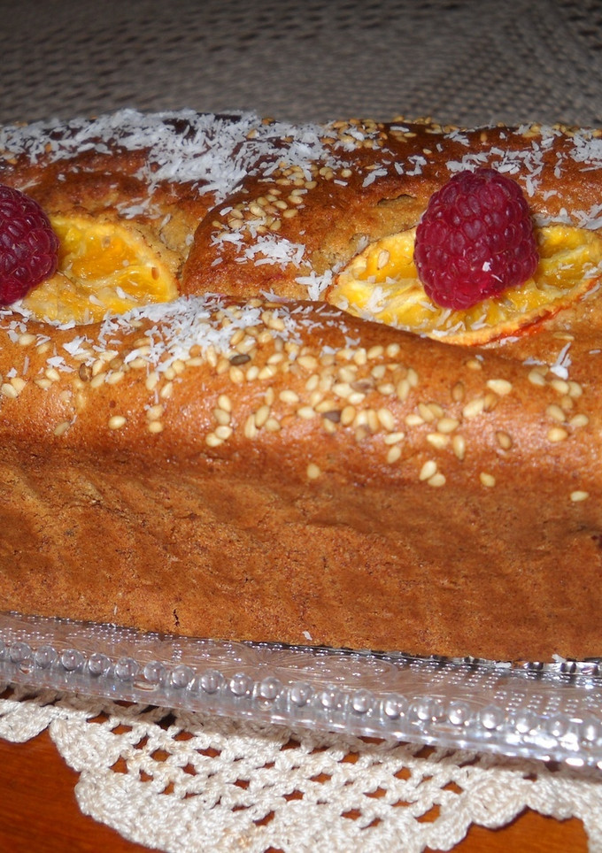 Una foto de Cake integral de naranja y frambuesas