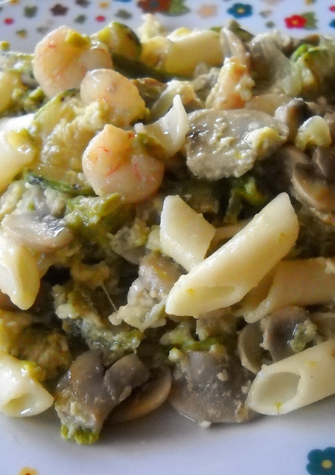 Una foto de Revuelto de macarrones con gambas, espárragos y champiñones