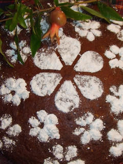 Una foto de Pastel integral de almendras, nueces de macadamia y ciruelas pasas