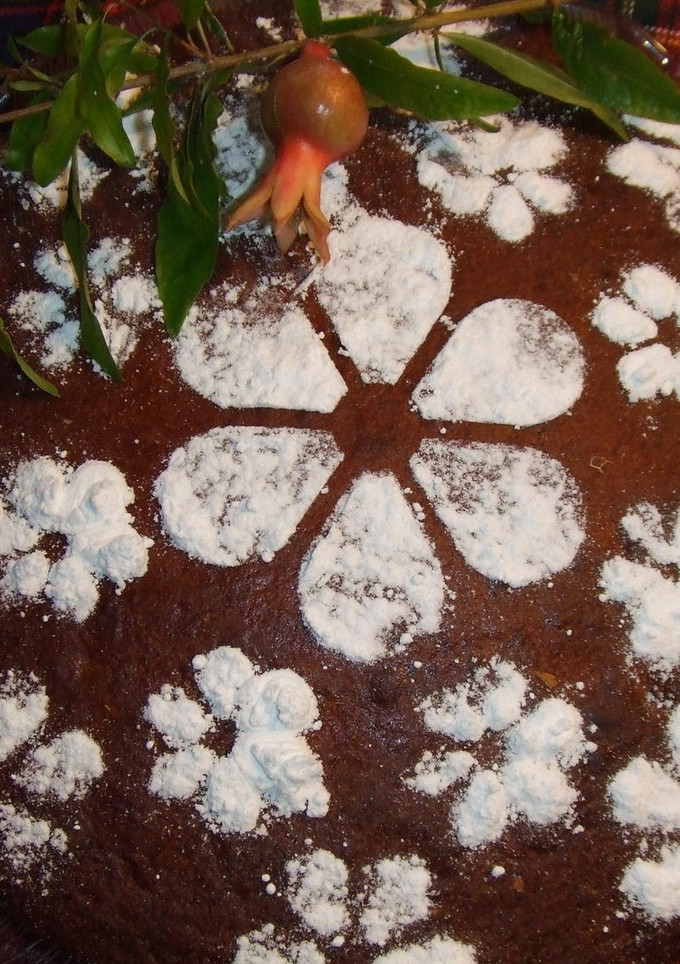 Una foto de Pastel integral de almendras, nueces de macadamia y ciruelas pasas