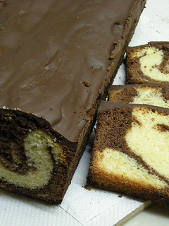 Una foto de Budín combinado con cobertura de chocolate