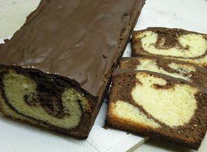 Una foto de Budín combinado con cobertura de chocolate