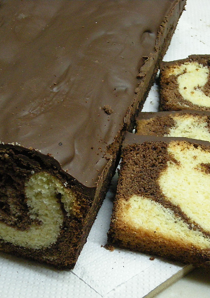 Una foto de Budín combinado con cobertura de chocolate