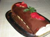 Arrollado de crema y frutillas