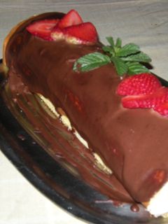 Una foto de Arrollado de crema y frutillas