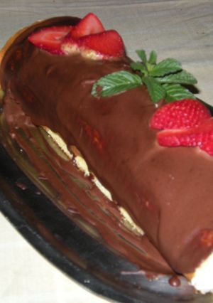 Una foto de Arrollado de crema y frutillas