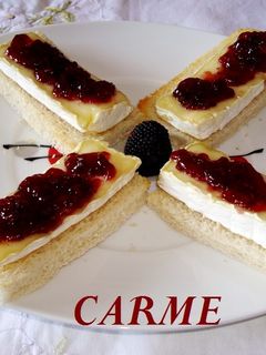 Una foto de Canapés de queso brie y mermelada de frambuesa