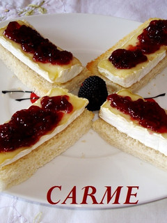 Una foto de Canapés de queso brie y mermelada de frambuesa