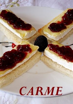 Una foto de Canapés de queso brie y mermelada de frambuesa