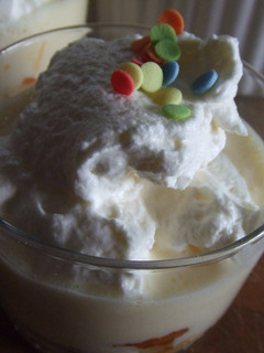 Una foto de Postre helado con fruta y natillas