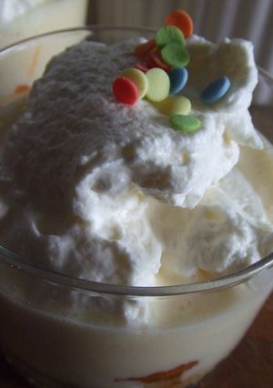 Una foto de Postre helado con fruta y natillas