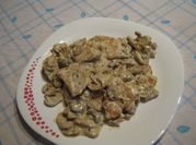 Una foto de pechuga de pollo con champiñones