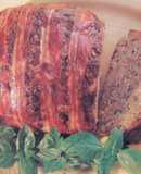 Rollo de carne horneado envuelto en bacon