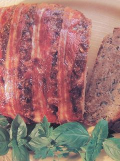 Una foto de Rollo de carne horneado envuelto en bacon
