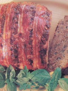 Una foto de Rollo de carne horneado envuelto en bacon