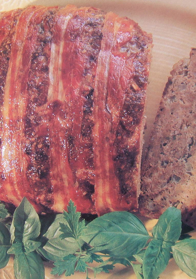 Una foto de Rollo de carne horneado envuelto en bacon