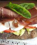 Tosta de cecina con queso fresco y endibias