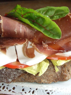 Una foto de Tosta de cecina con queso fresco y endibias
