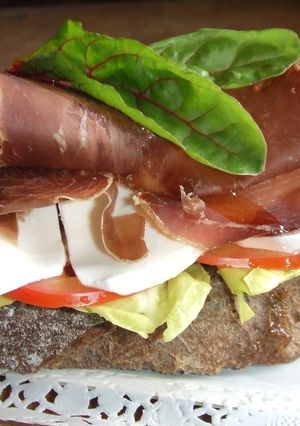 Una foto de Tosta de cecina con queso fresco y endibias