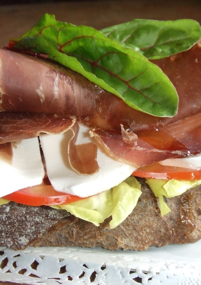 Una foto de Tosta de cecina con queso fresco y endibias
