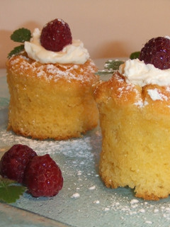 Una foto de Muffins de frambuesa con crema doble