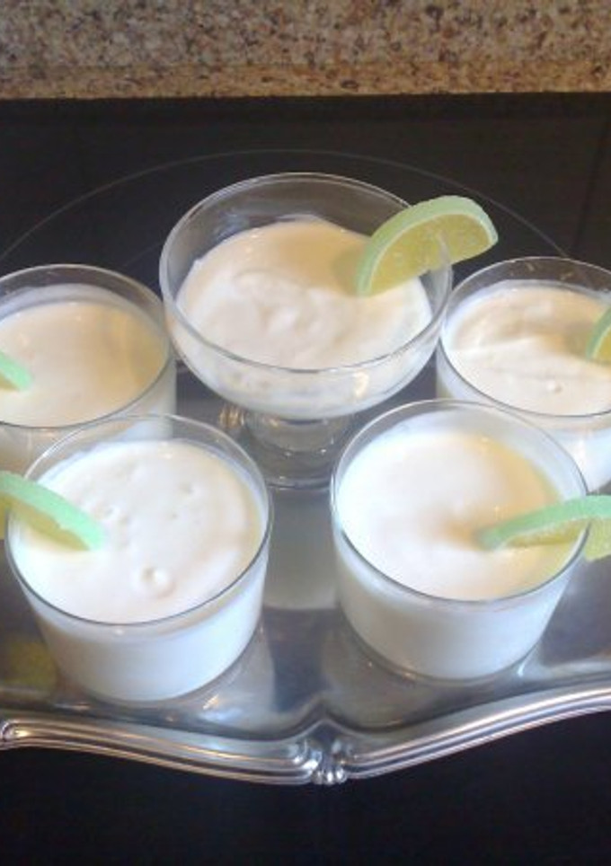 Una foto de Mousse fácil de limón
