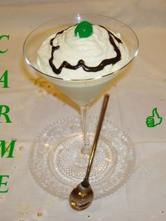 Una foto de Copa de crema de aguacate y requesón