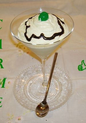 Una foto de Copa de crema de aguacate y requesón