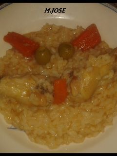 Una foto de Arroz con muslitos y alas de pollo