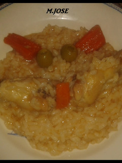 Una foto de Arroz con muslitos y alas de pollo