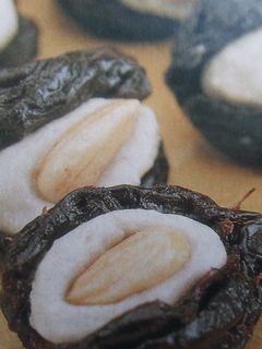 Una foto de Ciruelas rellenas de queso y almendras