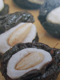 Una foto de Ciruelas rellenas de queso y almendras