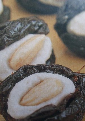 Una foto de Ciruelas rellenas de queso y almendras