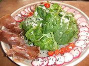 Una foto de ensalada de rabanitos y espinaca