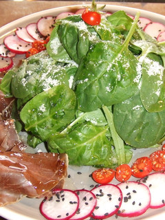 Una foto de Ensalada de espinacas tiernas con cecina
