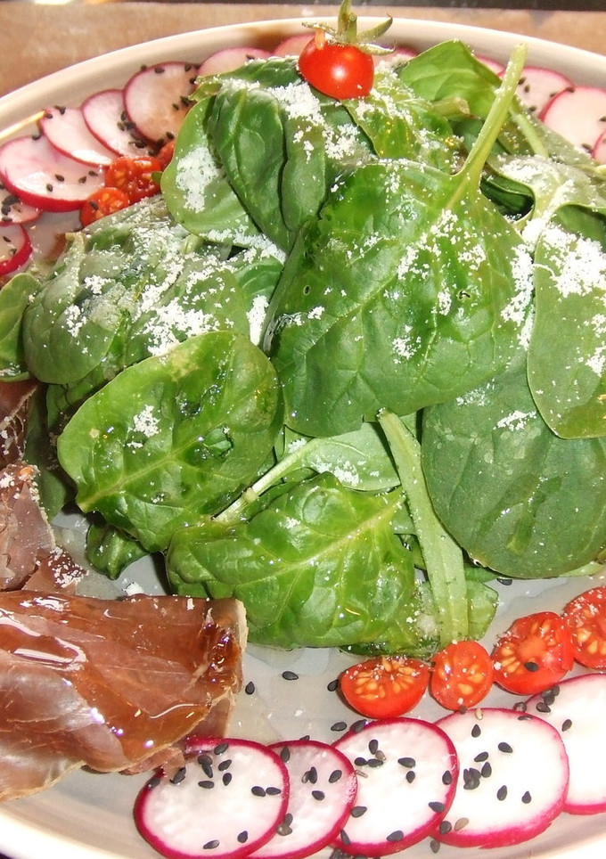 Una foto de Ensalada de espinacas tiernas con cecina
