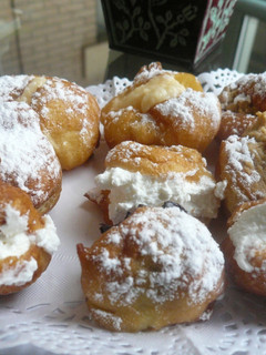Una foto de Buñuelos de chocolate, moka, nata y crema pastelera