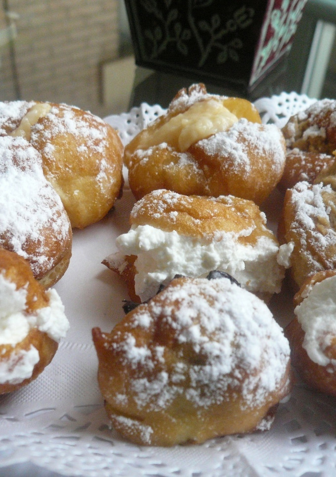 Una foto de Buñuelos de chocolate, moka, nata y crema pastelera