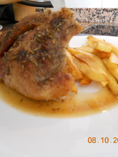 Una foto de Pierna de cordero al horno con patatas fritas