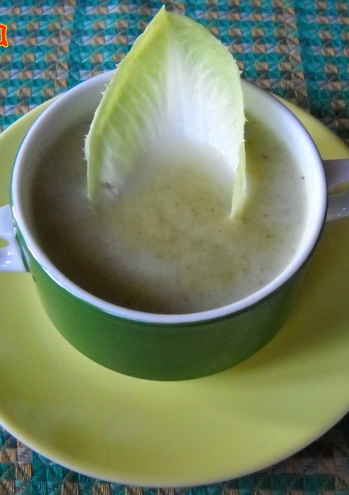 Una foto de Sopa de endivias y lechuga