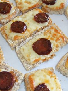 Una foto de Tostaditas de cheddar y chorizo picante